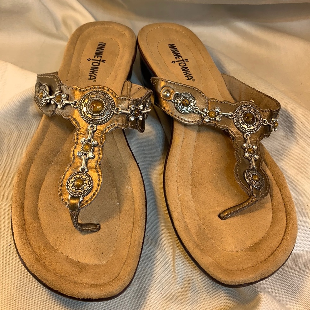 Minnetonka almost new leather thongs